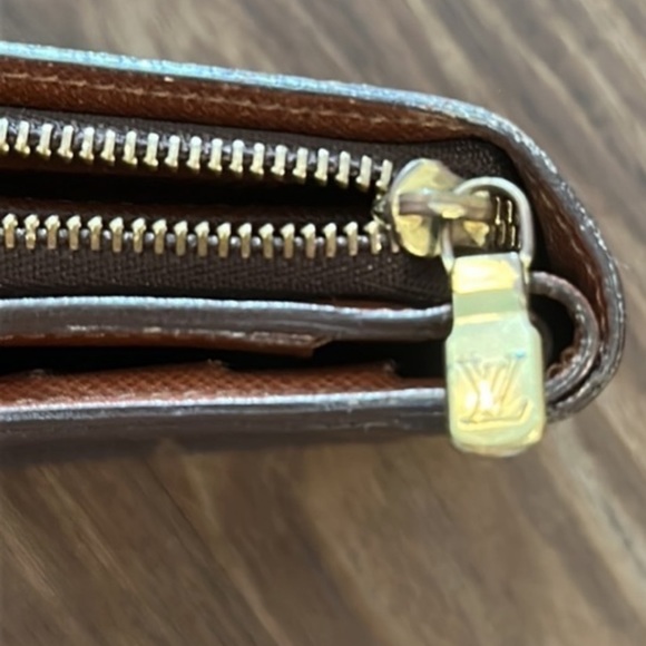 Louis Vuitton Monogram Wallet Excellent Condition Unisex - Picture 12 of 15